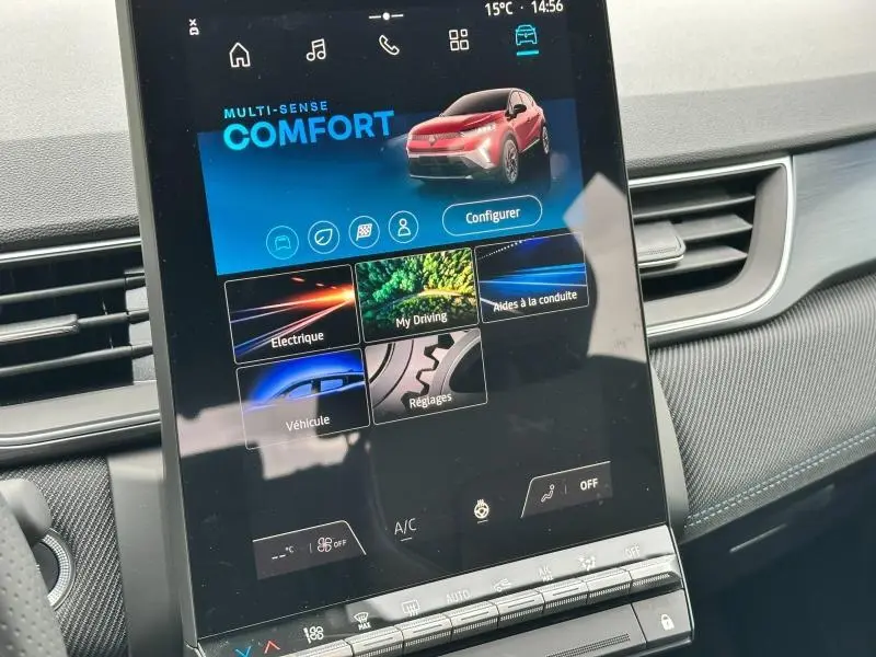 Écran tactile central du Renault Captur 2025 avec interface multimédia affichant un SUV rouge Flamme en vue 3/4 avant.