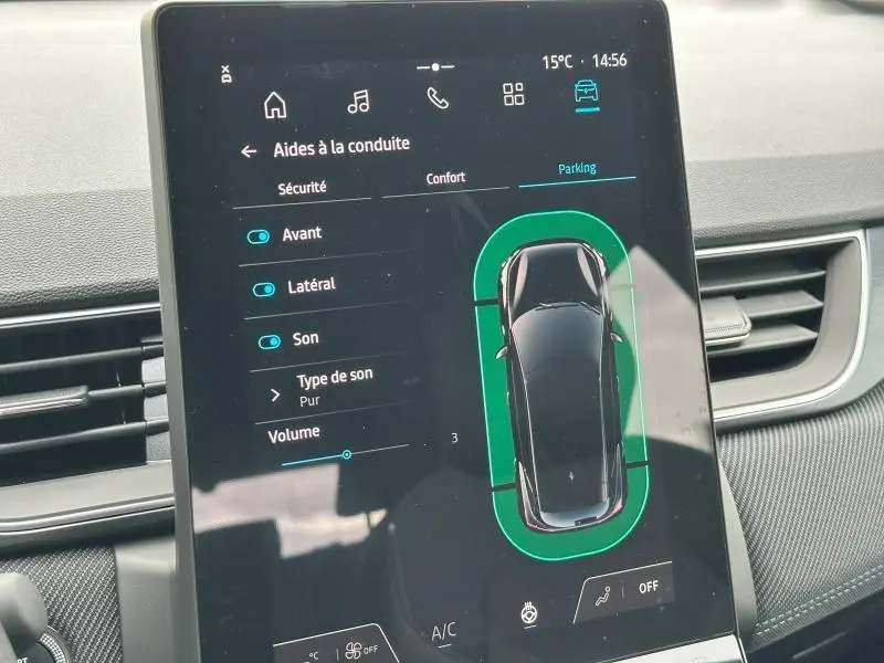 Écran tactile intérieur du Renault Captur 2025 affichant les aides à la conduite et le mode parking en vue de dessus du véhicule noir.