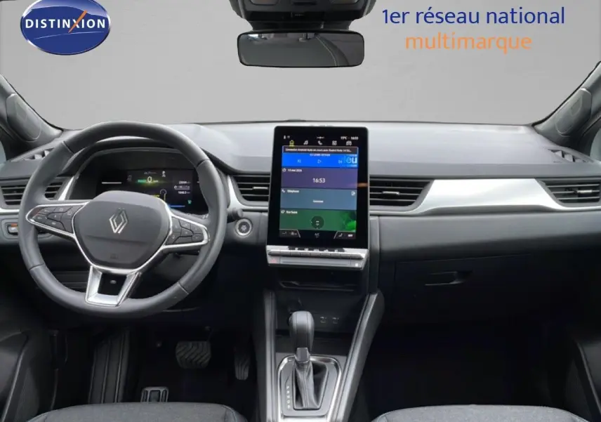 Vue intérieure avant du Renault Symbioz 2025, tableau de bord moderne avec écran tactile vertical et volant multifonction.