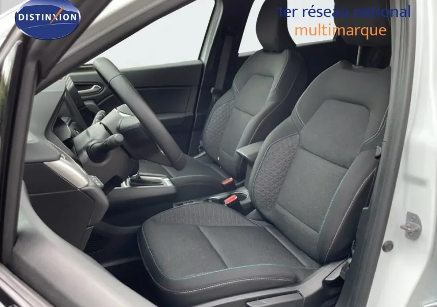 Vue intérieure côté gauche de la Renault Symbioz E-Tech Full Hybrid 145ch Evolution avec sièges tissu gris et volant cuir.