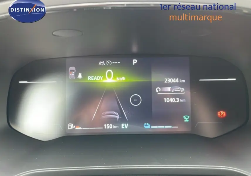 Tableau de bord numérique de Renault Symbioz gris Rafale, affichant la vitesse à 0 km/h et l'autonomie électrique à 150 km.
