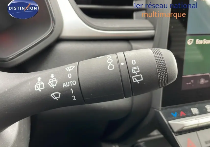 Gros plan sur la commande d’essuie-glace dans l’habitacle gris du Renault Symbioz E-Tech Full Hybrid 2025.