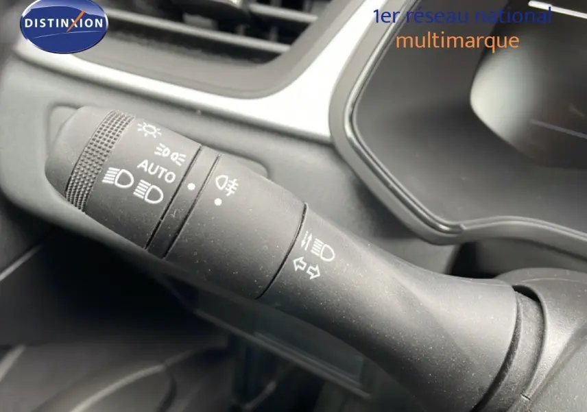 Gros plan sur la commande des feux et clignotants dans l'habitacle gris du Renault Symbioz E-Tech Full Hybrid 2025.