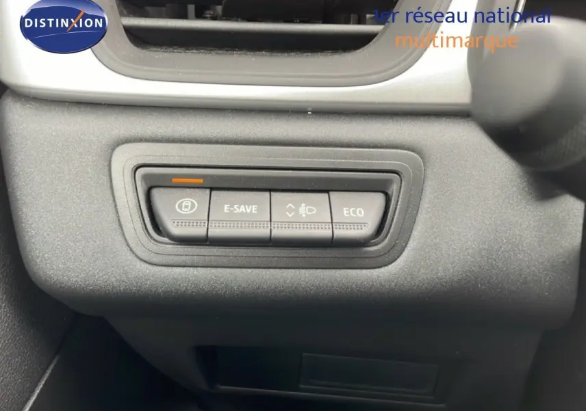 Gros plan sur les boutons de commande E-SAVE, ECO et réglage des phares dans l’habitacle d’une Renault Symbioz hybride.