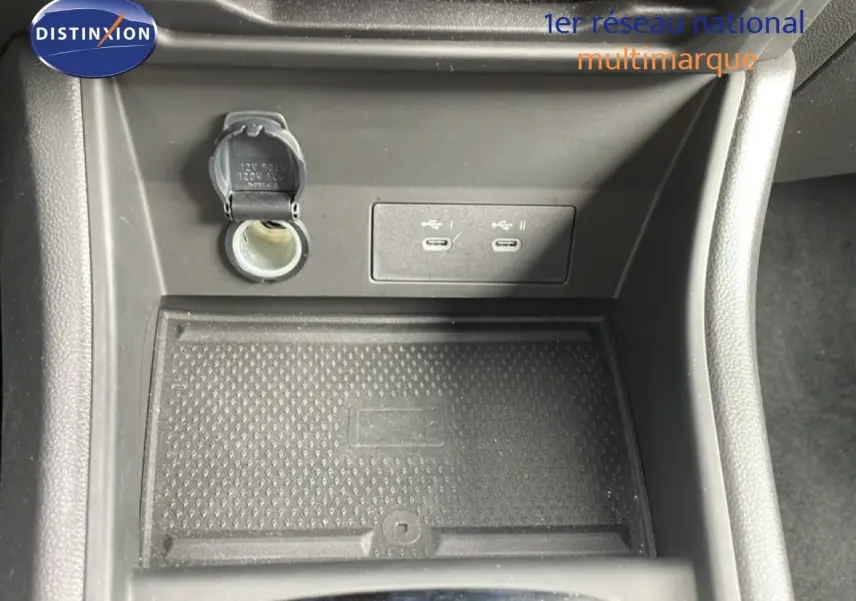 Gros plan sur la console centrale noire du Renault Symbioz 2025, montrant prise 12V et deux ports USB-C.