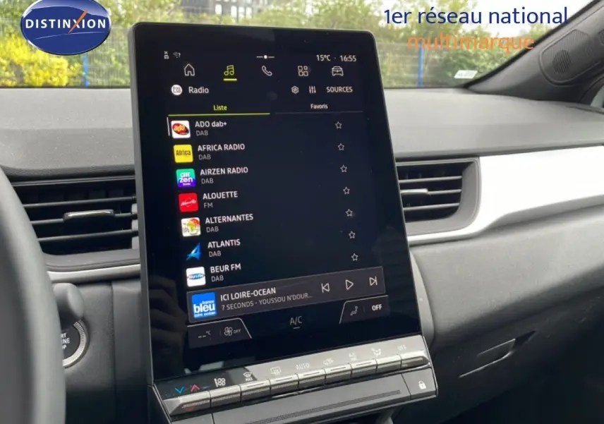Vue intérieure centrée sur l’écran tactile vertical du tableau de bord du Renault Symbioz gris Rafale 2025.