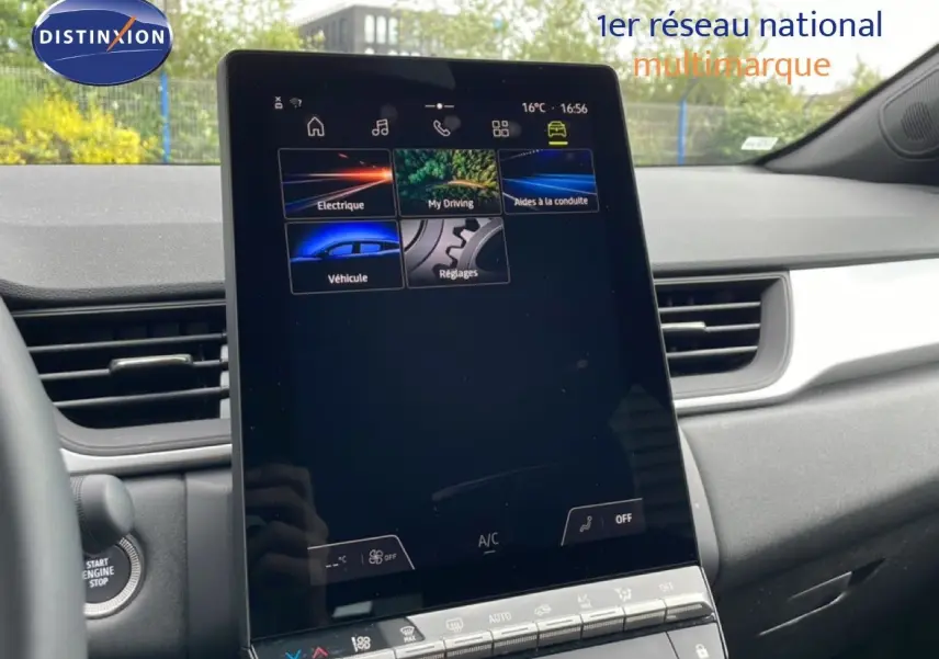 Vue intérieure centrée sur l'écran tactile du tableau de bord de la Renault Symbioz gris Rafale Métal, affichant les options de conduite.