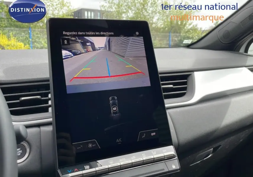 Écran central du Renault Symbioz gris Rafale Metal montrant la caméra de recul avec vue arrière du véhicule.
