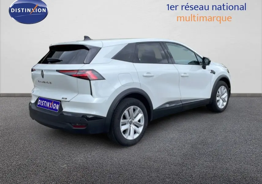 Vue 3/4 arrière droite d'un Renault Symbioz gris rafale métal avec feux arrière LED et jantes alliage.