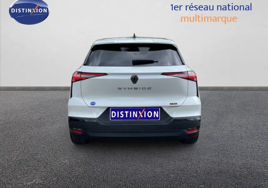 Vue arrière d'une Renault Symbioz gris rafale métal, avec feux arrière fins et logo central visible.