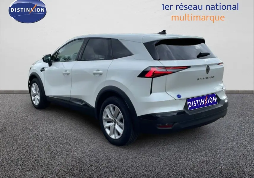 Vue 3/4 arrière droite d’un Renault Symbioz gris Rafale métallisé avec feux arrière LED distinctifs.