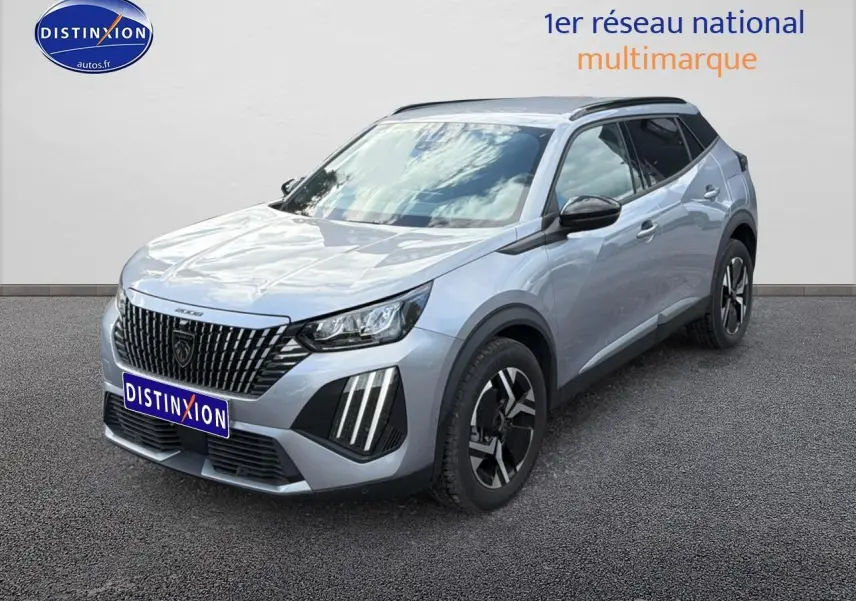 Peugeot 2008 gris artense vue 3/4 avant droit avec calandre noire et feux LED verticaux distinctifs.