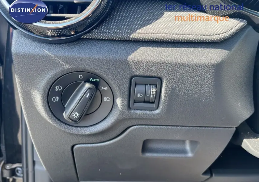 Gros plan sur le tableau de bord côté gauche de la Skoda Fabia noir magique métal, montrant les commandes d'éclairage.
