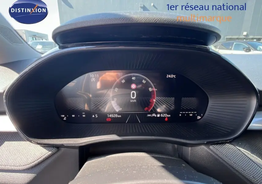 Tableau de bord numérique de la Skoda Fabia 2025, affichage vitesse et informations, vue frontale rapprochée.