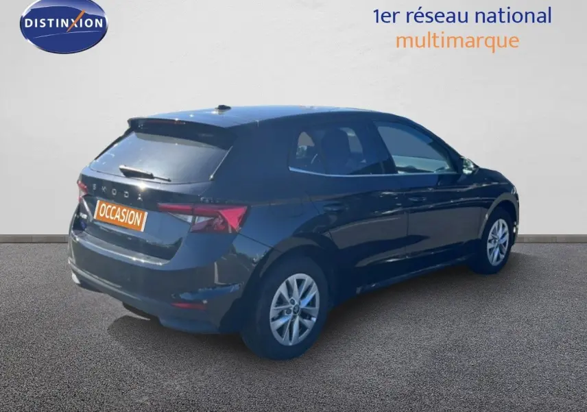 Vue 3/4 arrière droite d'une Skoda Fabia noire métallisée avec jantes alliage et feux arrière LED visibles.