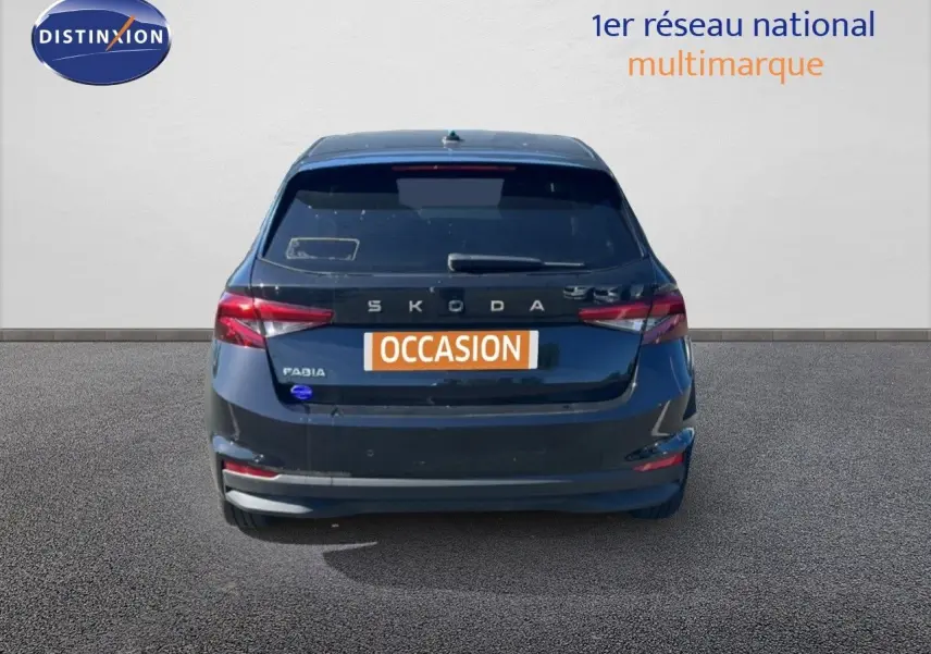 Vue arrière d'une Skoda Fabia noire métal avec plaque "OCCASION" sur fond neutre.