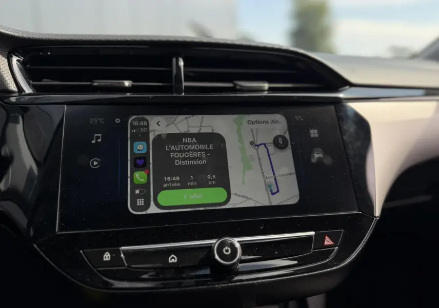 Écran tactile central de l’Opel Corsa 2025 affichant la navigation avec Apple CarPlay, ambiance intérieure noire.