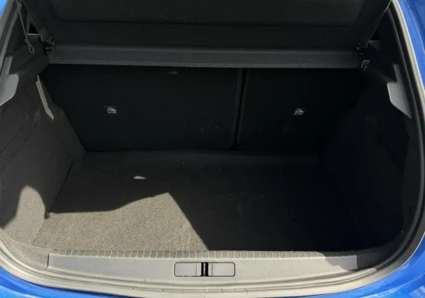 Coffre ouvert vu de l'arrière d'une Opel Corsa 2025 bleu Voltaic, montrant l'espace de chargement vide.