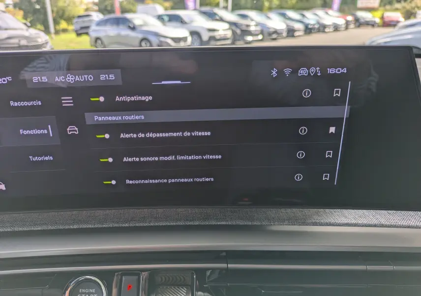 Vue intérieure du tableau de bord du Peugeot 3008 Hybrid 145 GT 2025 avec écran tactile affichant les réglages d'assistance à la conduite.