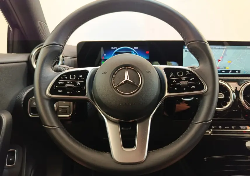Volant cuir noir multifonctions de Mercedes Classe A 250 e Business Line 2022 avec tableau de bord numérique et écran tactile.