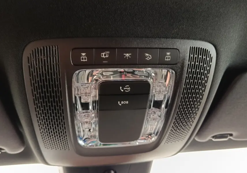 Vue en contre-plongée du plafonnier noir avec commandes d’appel d’urgence et éclairage dans une Mercedes Classe A 250 e 2022.