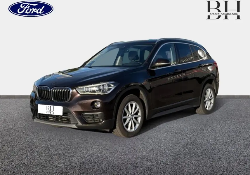 BMW X1 sDrive18dA 2018 en saphirschwarz, vue 3/4 avant droit mettant en valeur ses phares LED et jantes alu.