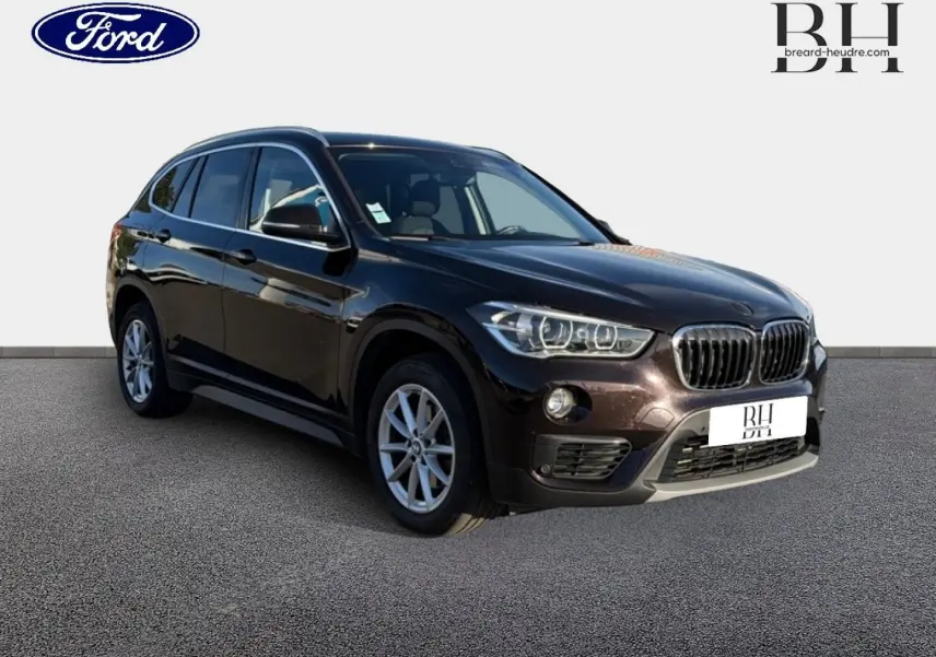 BMW X1 sDrive18dA 2018 en Saphirschwarz, vue 3/4 avant droit avec jantes alu et calandre typique BMW.