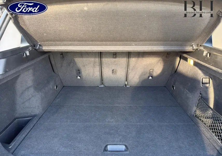 Coffre ouvert vu de l'intérieur d'une BMW X1 sDrive18dA 2018 en Saphirschwarz, avec habillage tissu gris.