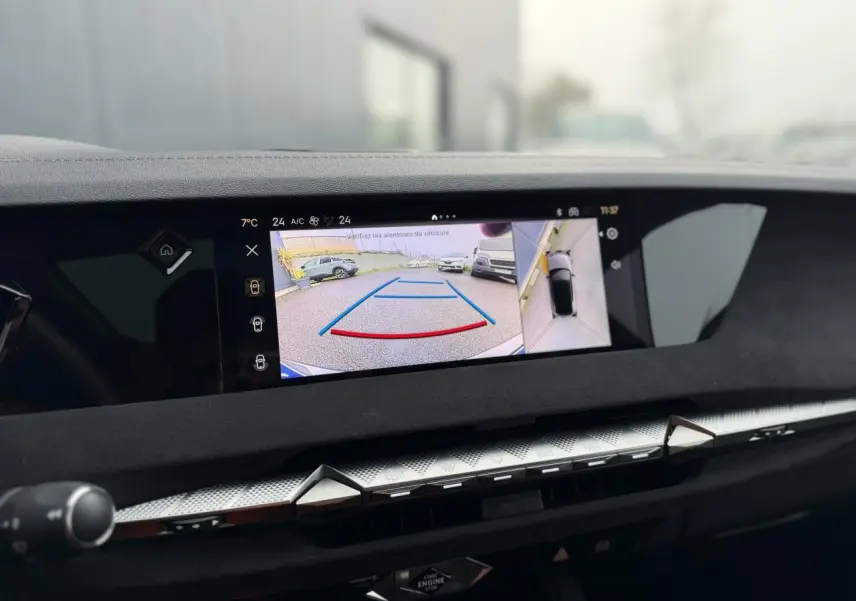Vue intérieure sur l'écran tactile affichant la caméra 360° du DS4 Gris Platinium, avec tableau de bord en Alcantara.