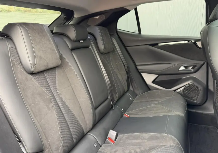 Vue intérieure côté droit des sièges arrière en tissu tressé et Alcantara noir de la DS4 2025.