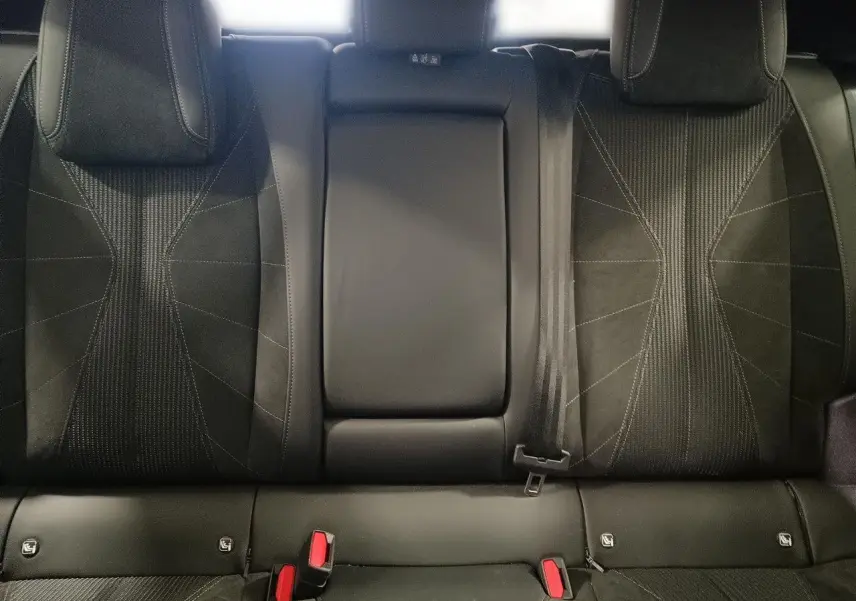 Banquette arrière en tissu tressé noir avec alcantara du DS4 2025, montrant les appuie-têtes et ceinture de sécurité.