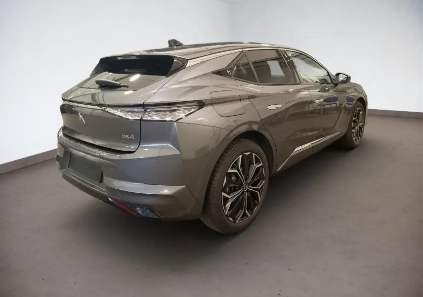 DS4 gris Platinium vue 3/4 arrière droit, jantes alliage noires et toit ouvrant électrique visible