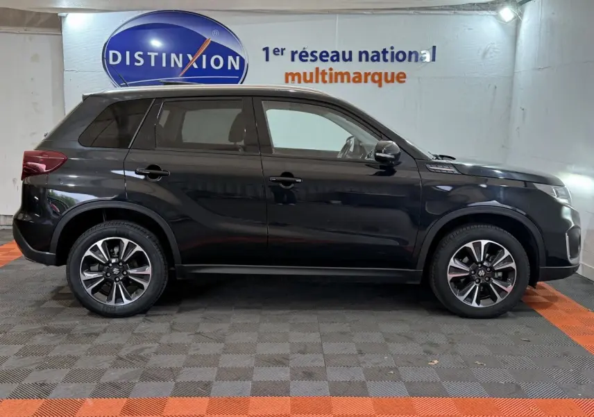 Vue de profil côté gauche d'un Suzuki Vitara noir 2022 avec jantes alliage et toit ouvrant électrique en verre.