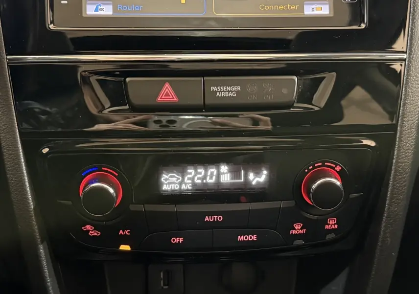 Gros plan sur la console centrale noire du Suzuki Vitara 2022, affichant la climatisation automatique à 22°C.