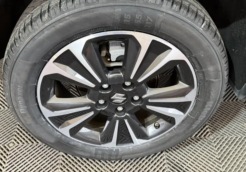 Gros plan sur la jante alliage bicolore noire et argentée d’un Suzuki Vitara 1.5 Dualjet hybrid STYLE 2022.