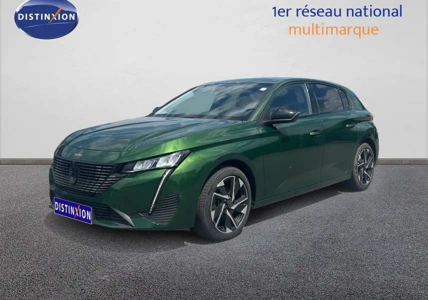 Peugeot 308 vert olivine métal vue 3/4 avant droit avec jantes alliage et calandre noire distinctive.