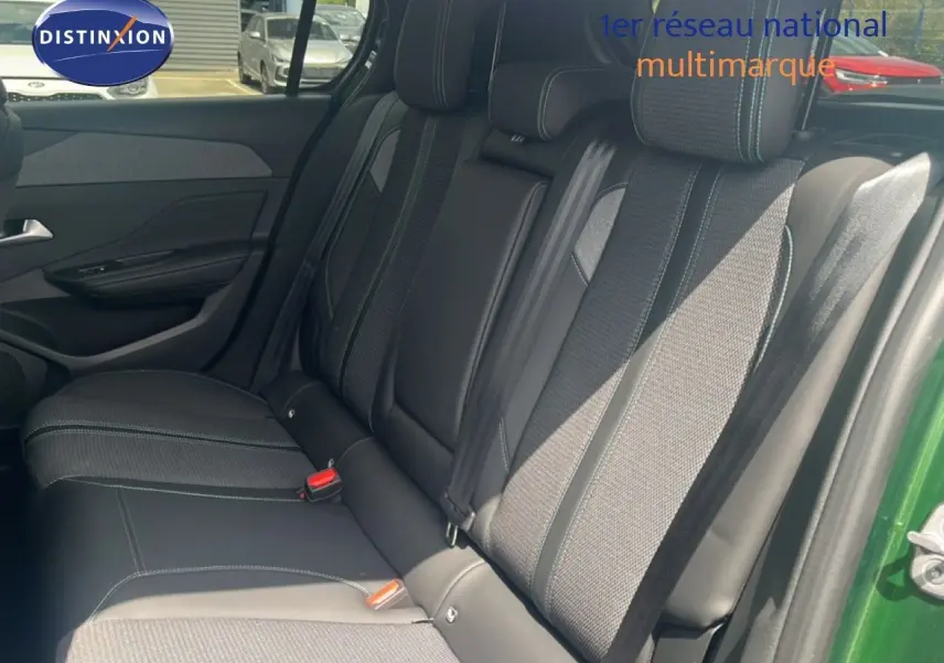 Vue intérieure côté droit des sièges arrière en tissu gris et cuir noir d'une Peugeot 308 2024 vert olivine métal.