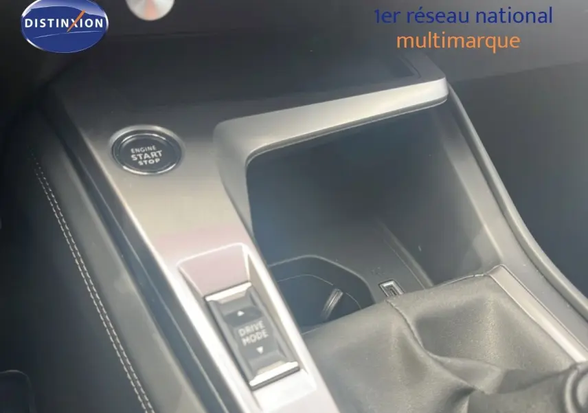 Gros plan sur la console centrale de la Peugeot 308 2024, montrant le bouton start/stop et le levier de vitesses en cuir.