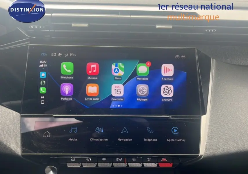 Écran tactile central de la Peugeot 308 2024 affichant Apple CarPlay et plusieurs applications, vue intérieure frontale.