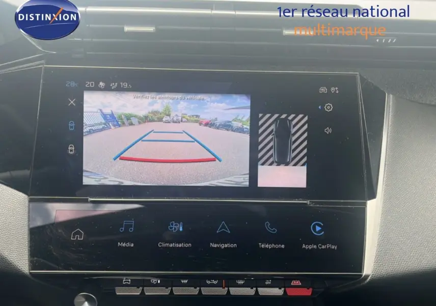 Écran central de la Peugeot 308 2024 montrant la caméra de recul avec les lignes de guidage en bleu et rouge.