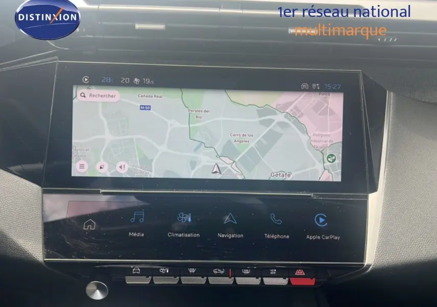 Écran tactile central de la Peugeot 308 2024 affichant la navigation avec carte et commandes multimédia en intérieur noir.