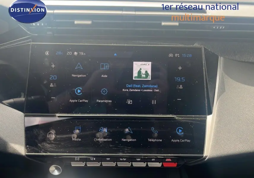 Peugeot 308 1.2 PureTech 130ch Allure vue intérieure sur l’écran tactile central avec interface Apple CarPlay.