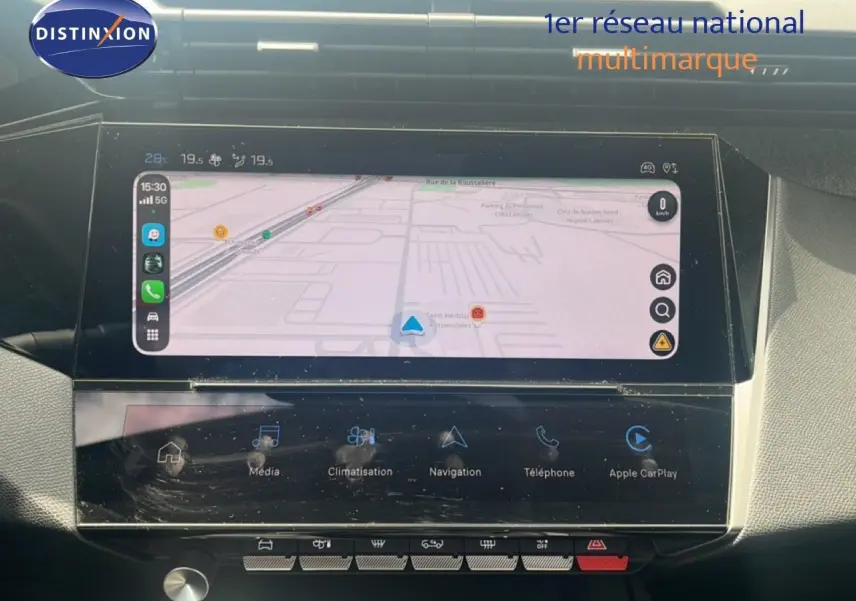 Vue rapprochée de l’écran tactile central du tableau de bord de la Peugeot 308 2024 avec interface de navigation affichée.