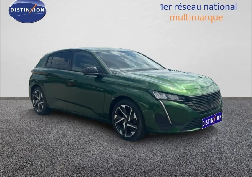 Peugeot 308 1.2 PureTech 130ch Allure vert olivine métal vue 3/4 avant avec jantes bi-ton et calandre distinctive.