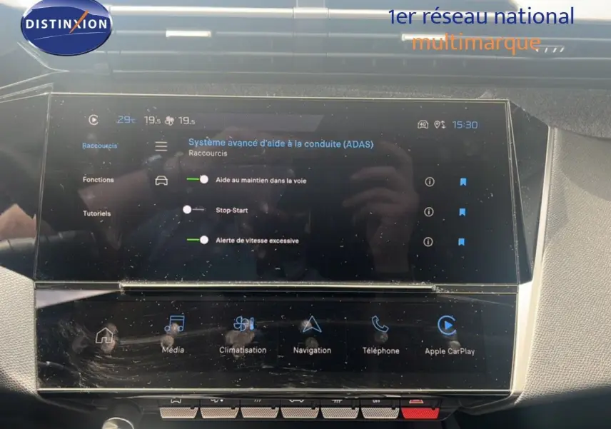 Vue intérieure centrée sur l'écran tactile du tableau de bord de la Peugeot 308 1.2 PureTech 130ch Allure 2024.