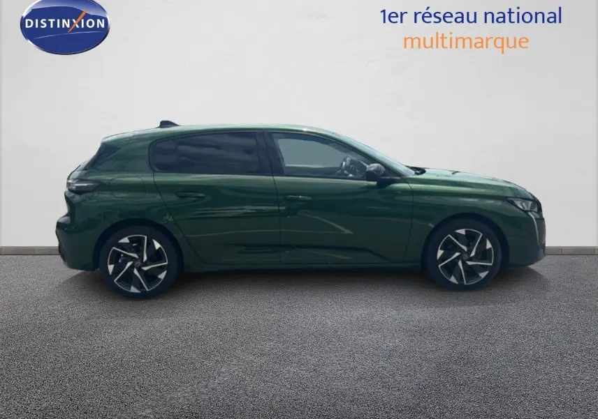 Profil droit d'une Peugeot 308 1.2 PureTech 130ch Allure 2024 en vert olivine métallisé avec jantes bi-ton.