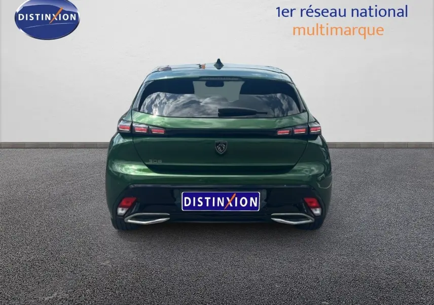 Vue arrière d'une Peugeot 308 2024 vert olivine métal avec feux LED et double sortie d'échappement chromée.