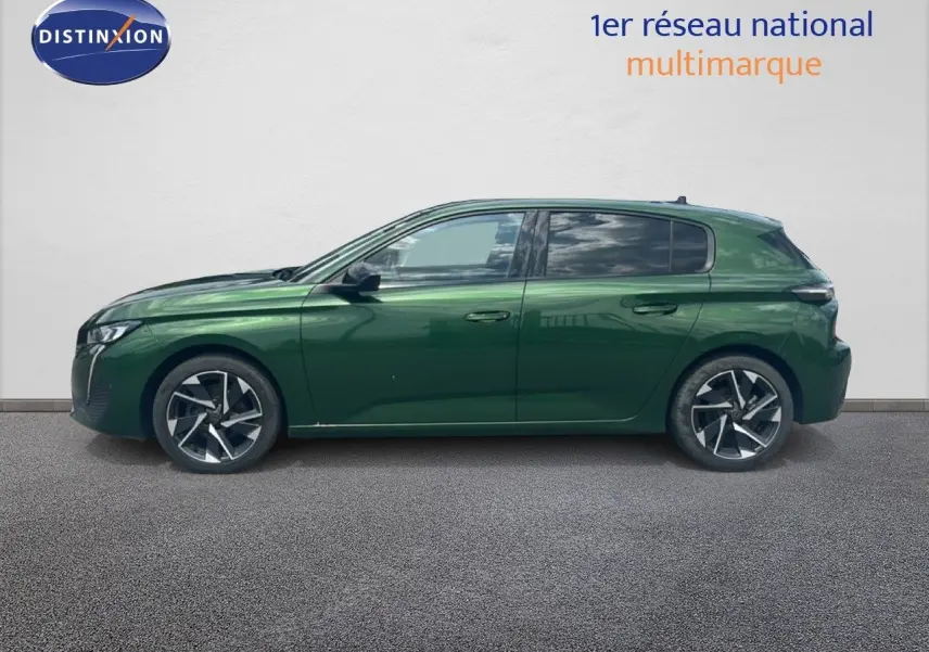 Profil latéral droit d'une Peugeot 308 2024 vert olivine métallisé avec jantes alliage bicolores.