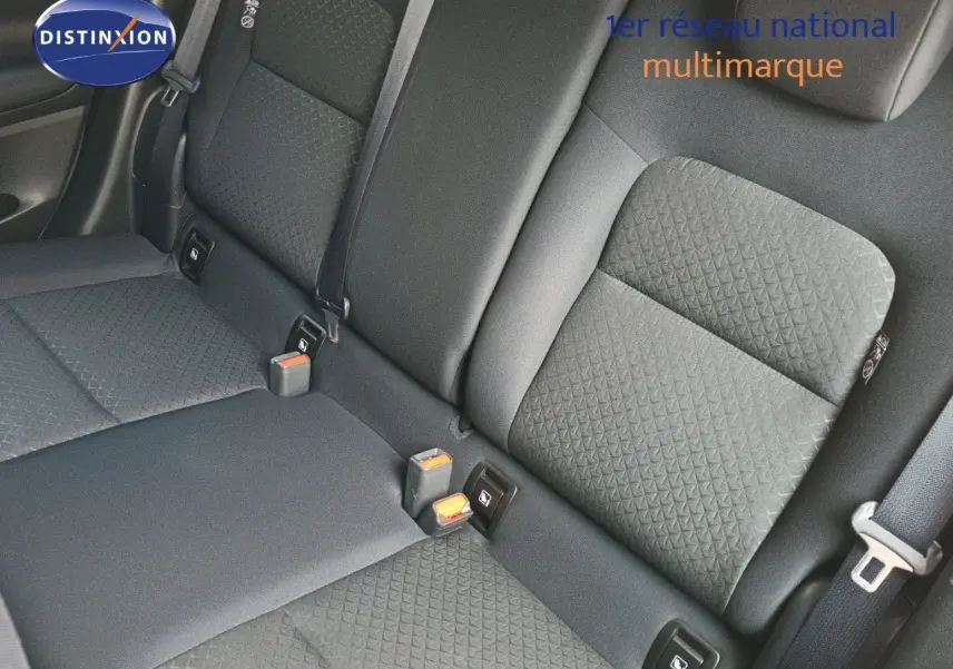 Vue rapprochée des sièges arrière en tissu gris foncé du Nissan Juke Hybrid 2025, avec ceintures et ancrages ISOFIX visibles.