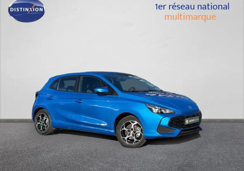 Vue 3/4 avant droite de la MG3 1.5 Hybrid+ 195ch Comfort en Como Blue métallisé avec jantes alu distinctives.